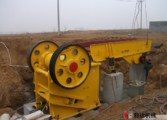 顎式破碎機生產(chǎn)現(xiàn)場